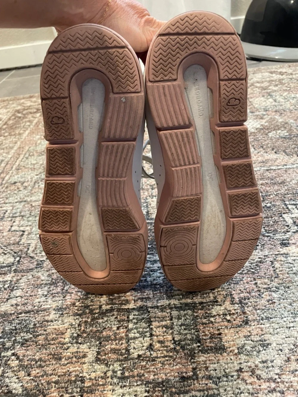 On Running The Roger Advantage Sneakers White Women’s 7.5